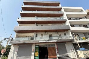 Un edificio de varios pisos con un cartel que indica que se trata de un complejo residencial.