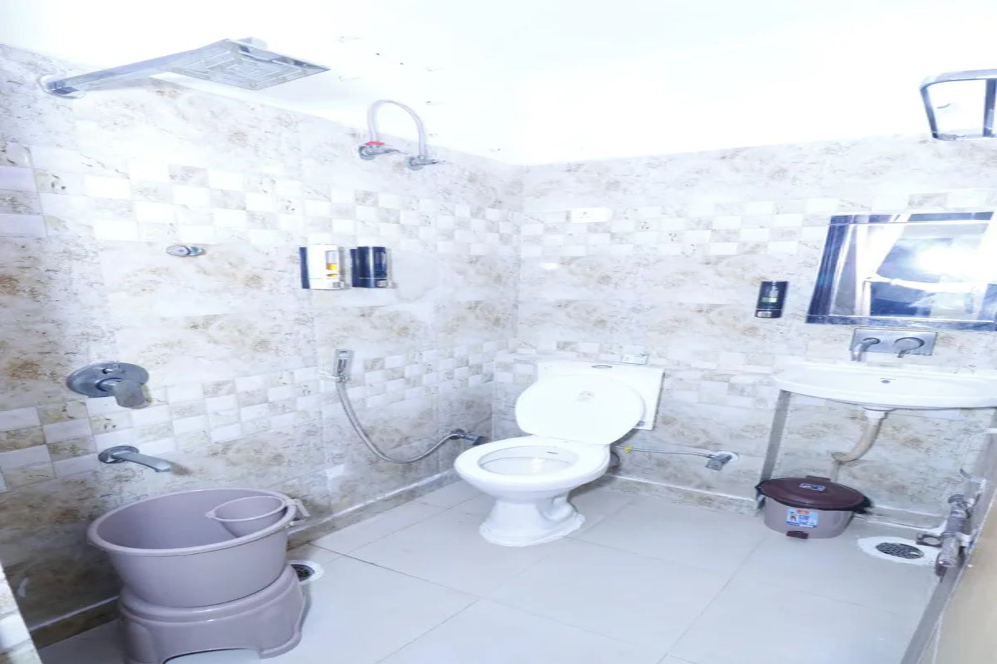 Un baño con inodoro, lavabo y ducha.