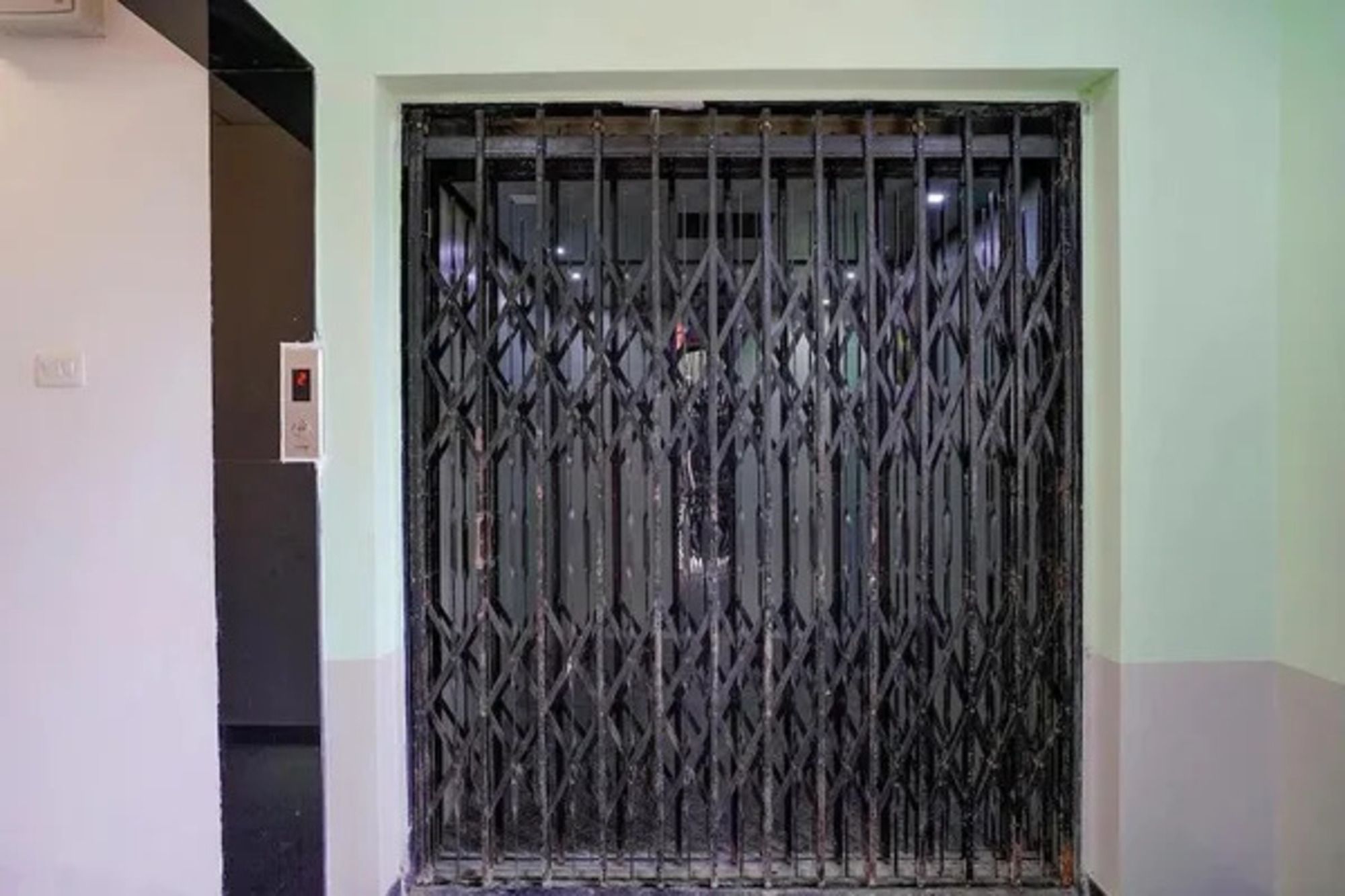 Una reja metálica con un diseño de rombos.