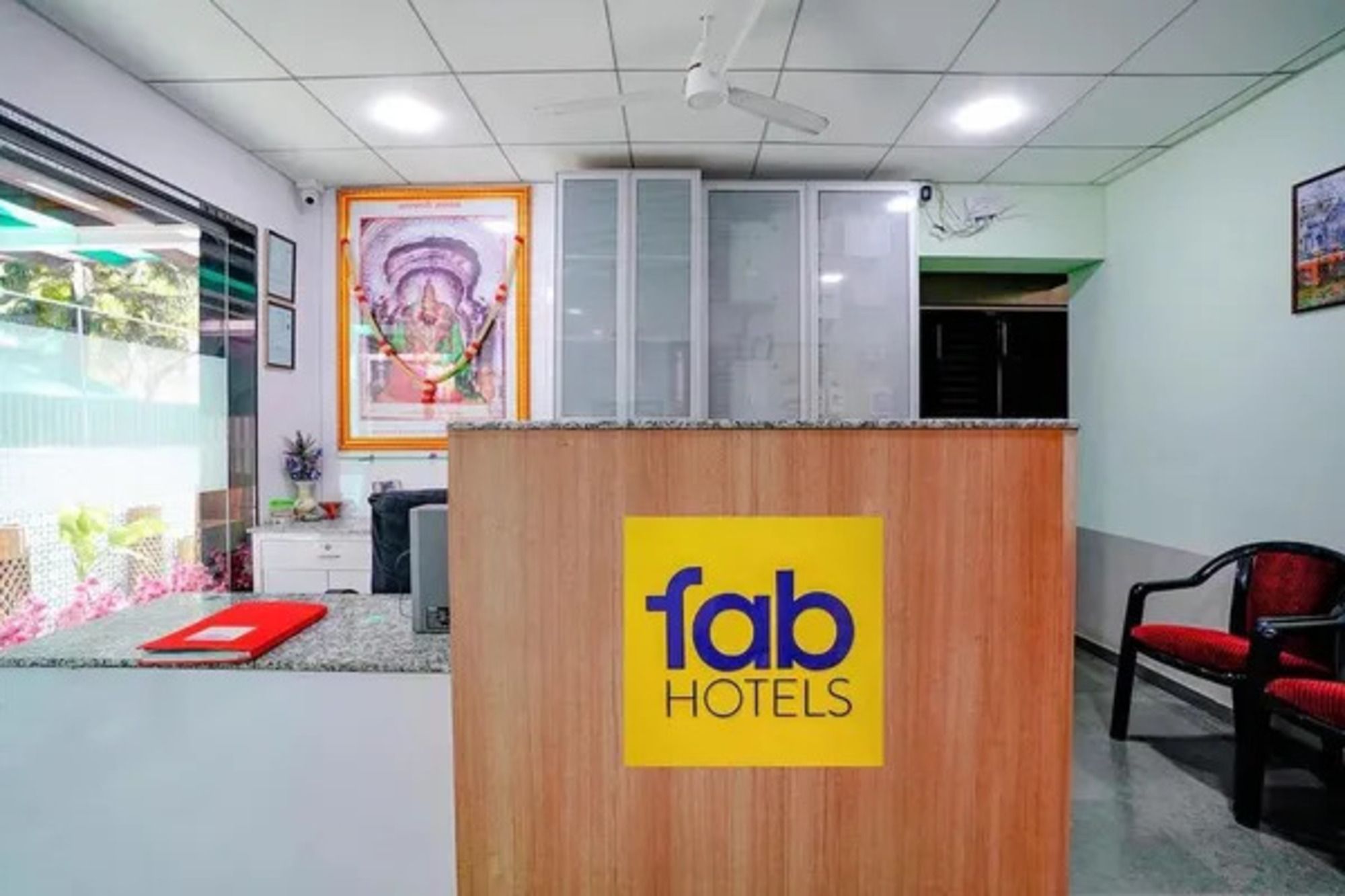 Una recepción con un letrero amarillo que dice Fab Hotels.
