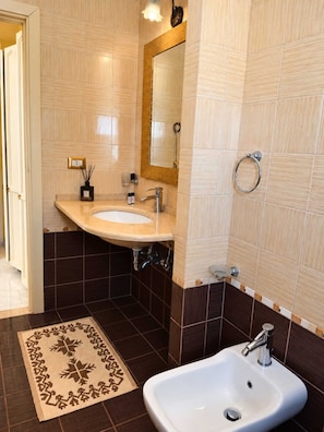 Ein Badezimmer mit Waschbecken, Spiegel und Bidet.