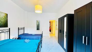 Un dormitorio con cama, armario y un cuadro en la pared.