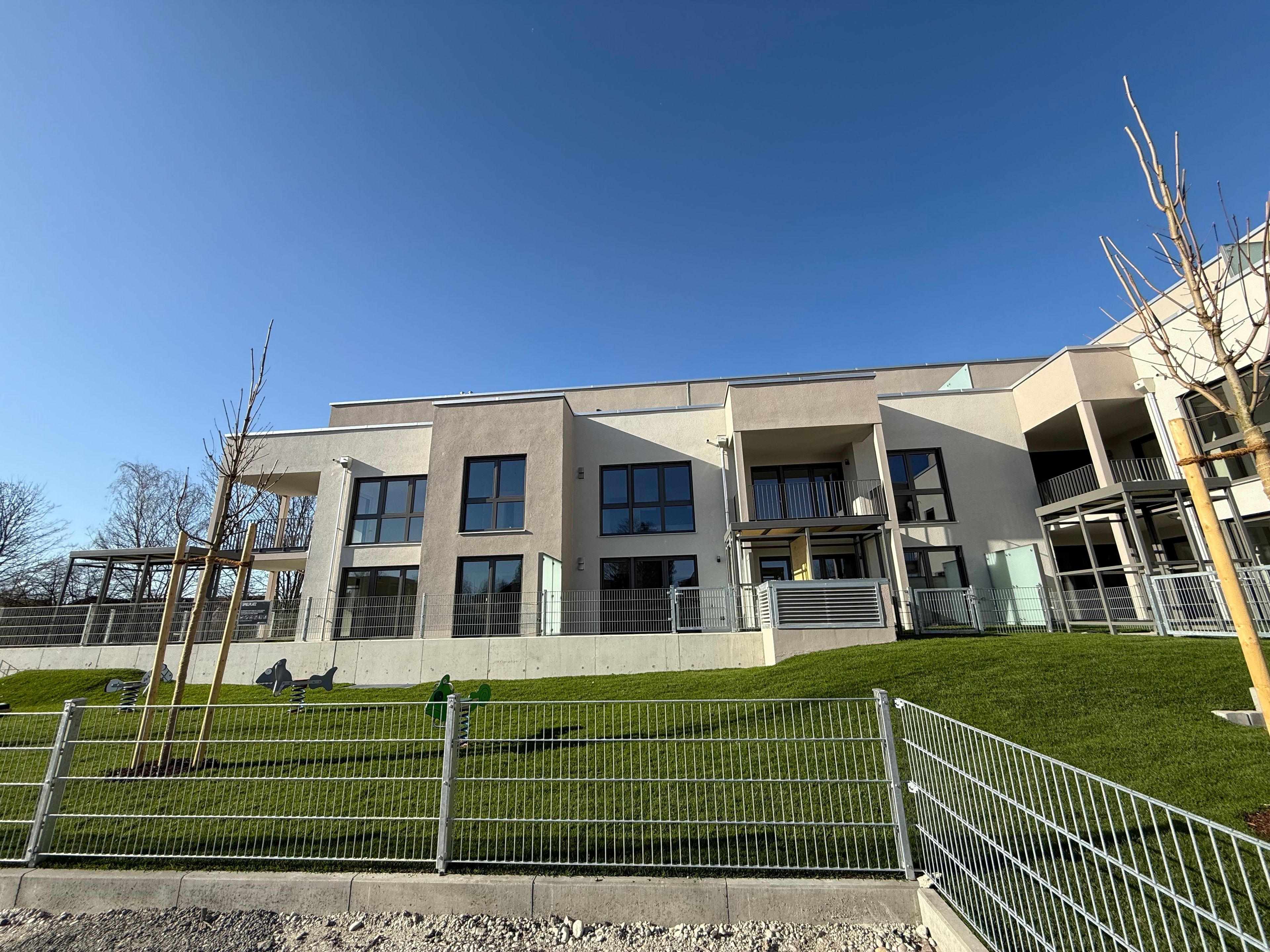 Un bâtiment moderne doté de nombreux balcons et d’un toit plat.