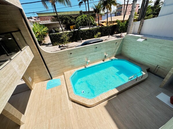 A rooftop swimming pool with a view of the cityscape. - Pousada Boas ondas (Ipojuca)
