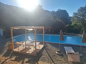 A swimming pool with a wooden deck and lounge chairs. - Senti il Silenzio - sfeervol vakantiehuis in het authentieke Toscane (Caldana)