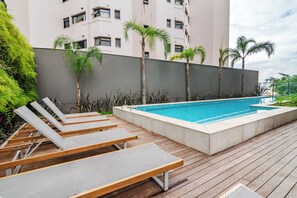 Zona de piscina al terrat amb gandules i piscines.