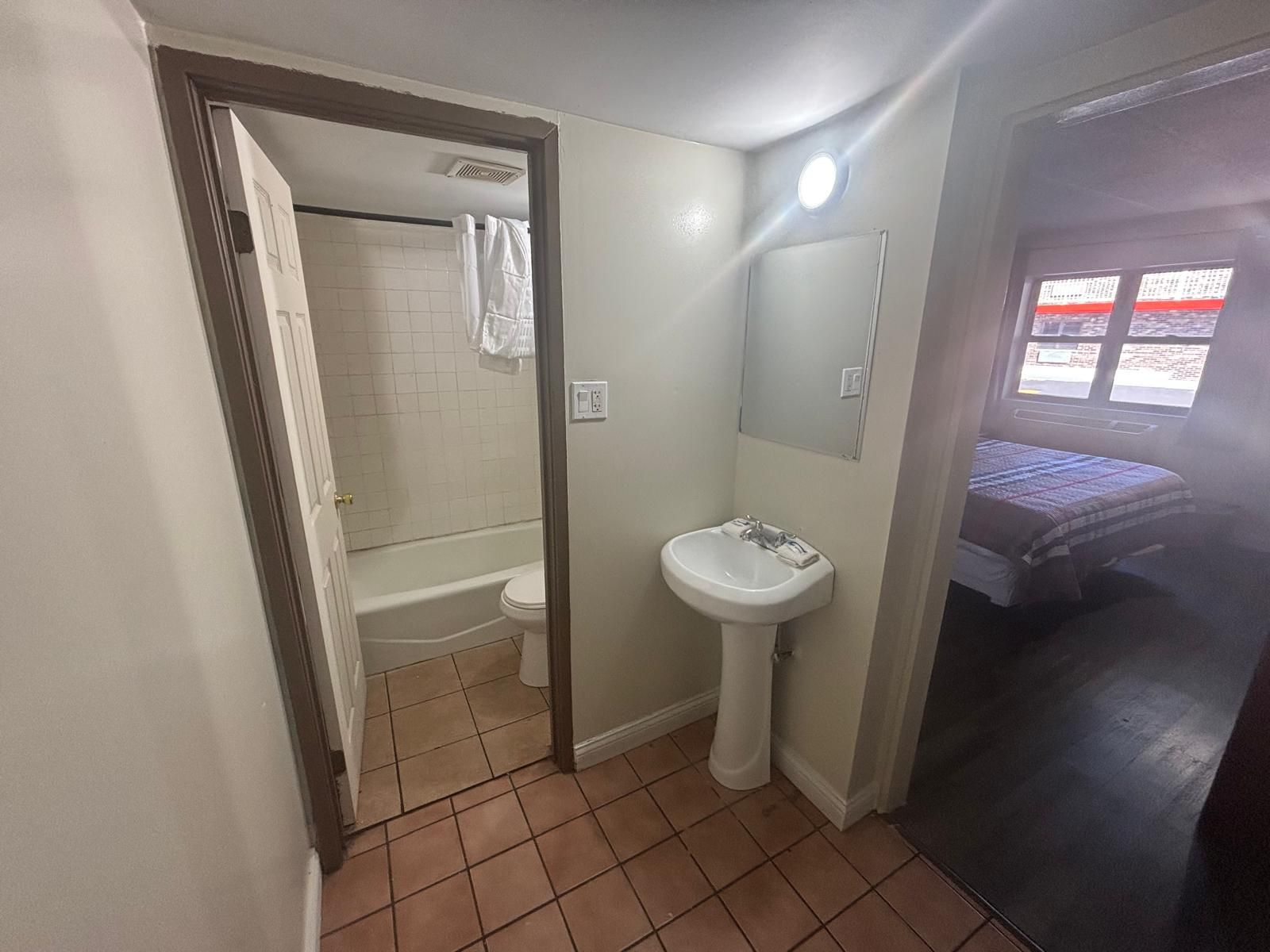 Une petite salle de bain avec des toilettes, un lavabo et une douche.