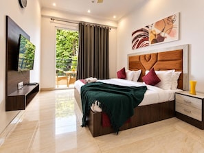 Quarto moderno com uma cama grande, televisão e porta de vidro deslizante para uma área externa.