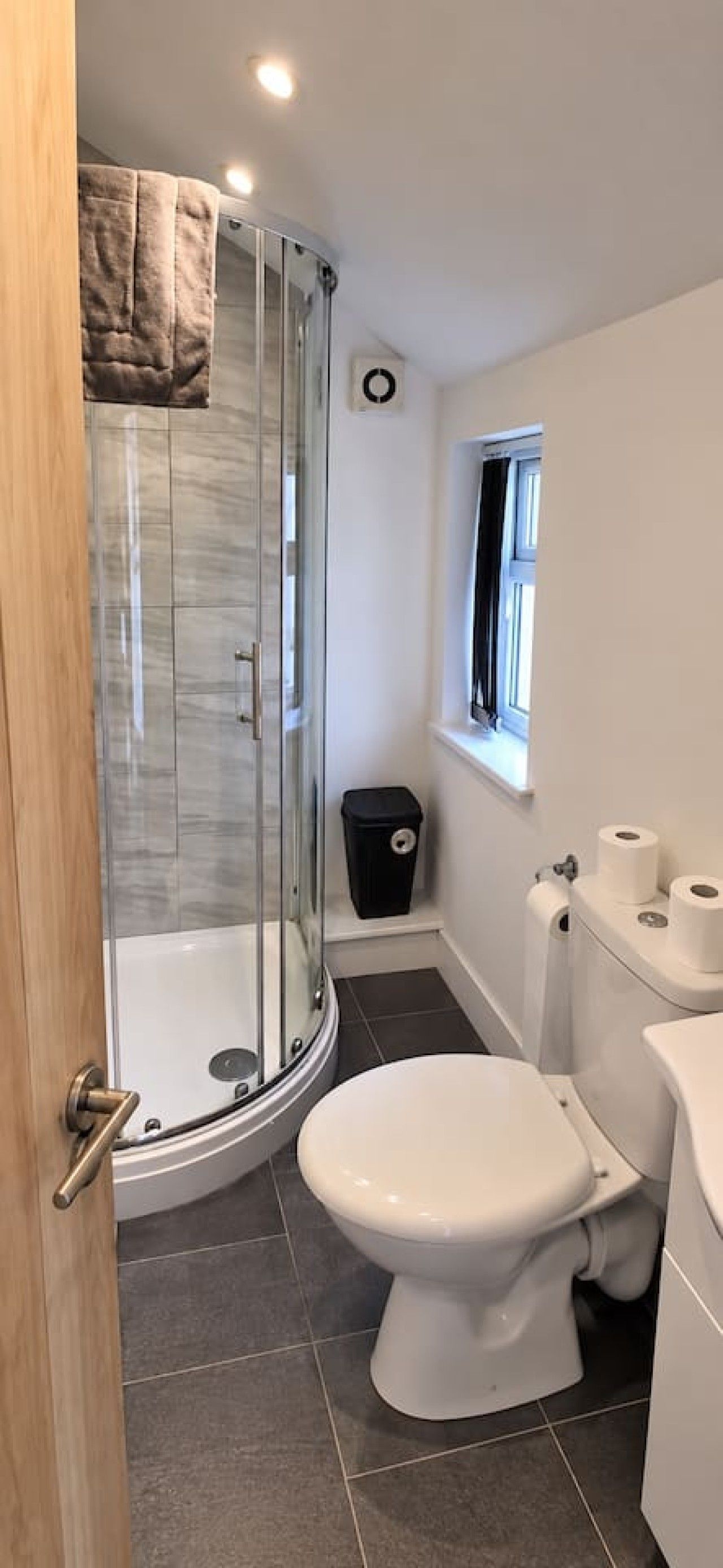Un baño con cabina de ducha de vidrio, inodoro y bidé.