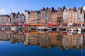 A waterfront with buildings and boats. - "Du Cottage" Duplex with Parking (Honfleur)