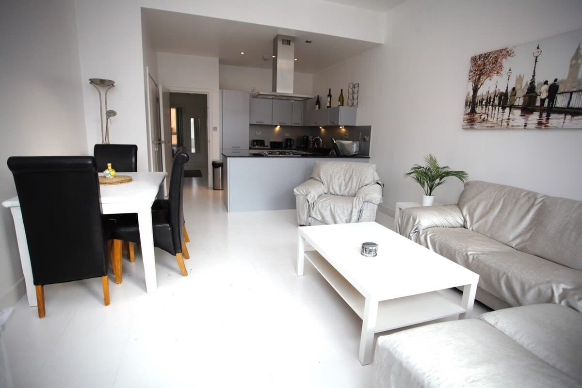 Un salon moderne comprenant un coin repas, un canapé et une table basse.
