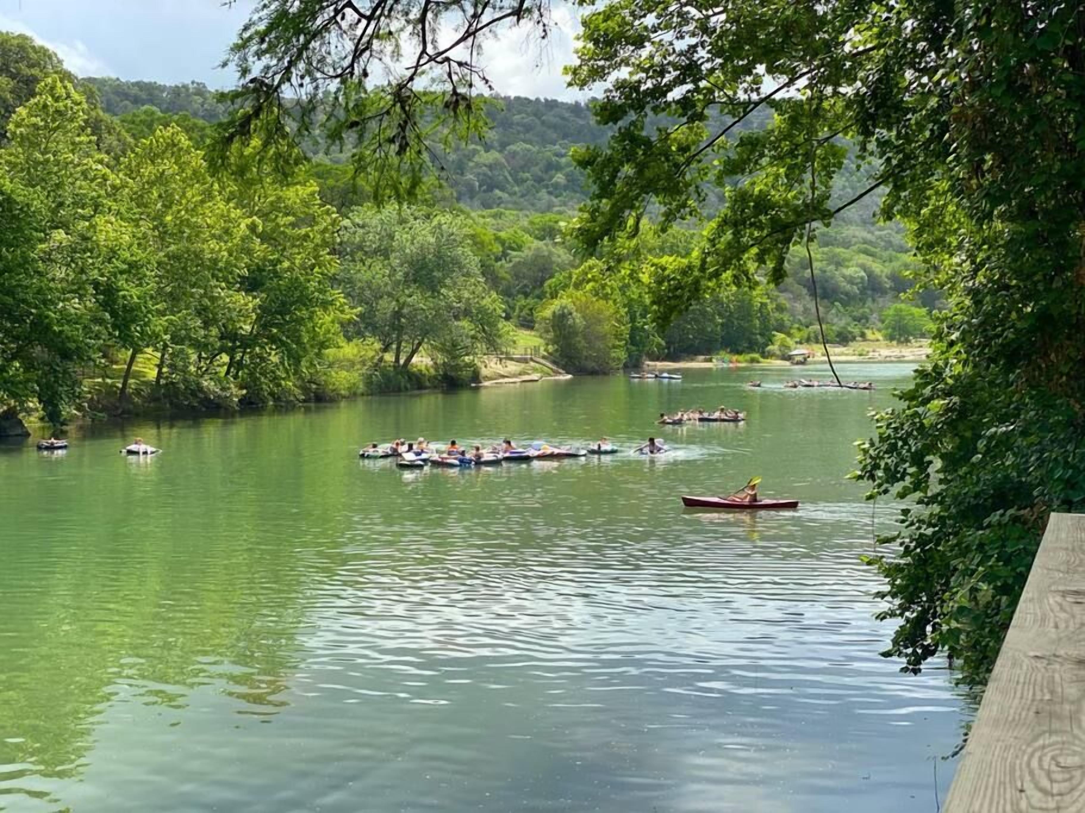 Ein ruhiger Fluss mit Booten und einer Holzsteganlage.