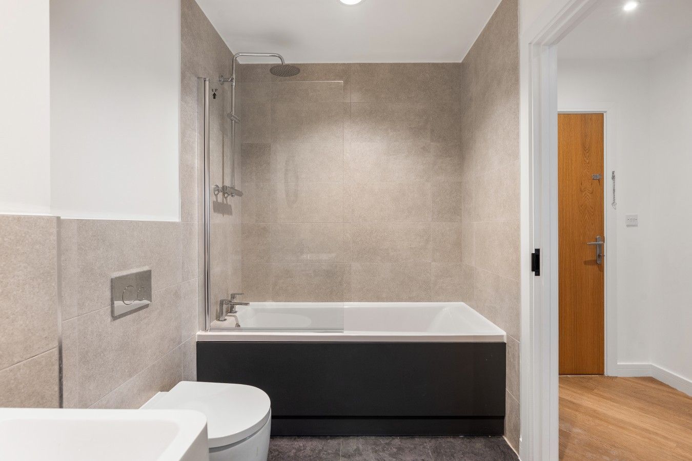 Un baño moderno con bañera, ducha e inodoro.