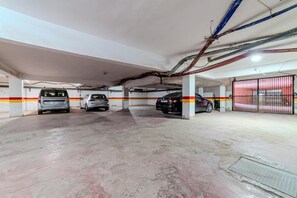 Un parking à plusieurs niveaux où les véhicules sont stationnés dans des emplacements désignés.