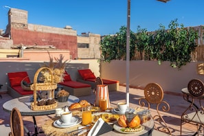 تناول الطعام بالخارج