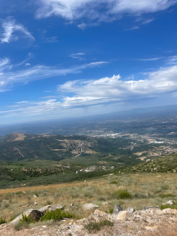 Et panorama over et bakket landskab under en klar himmel.