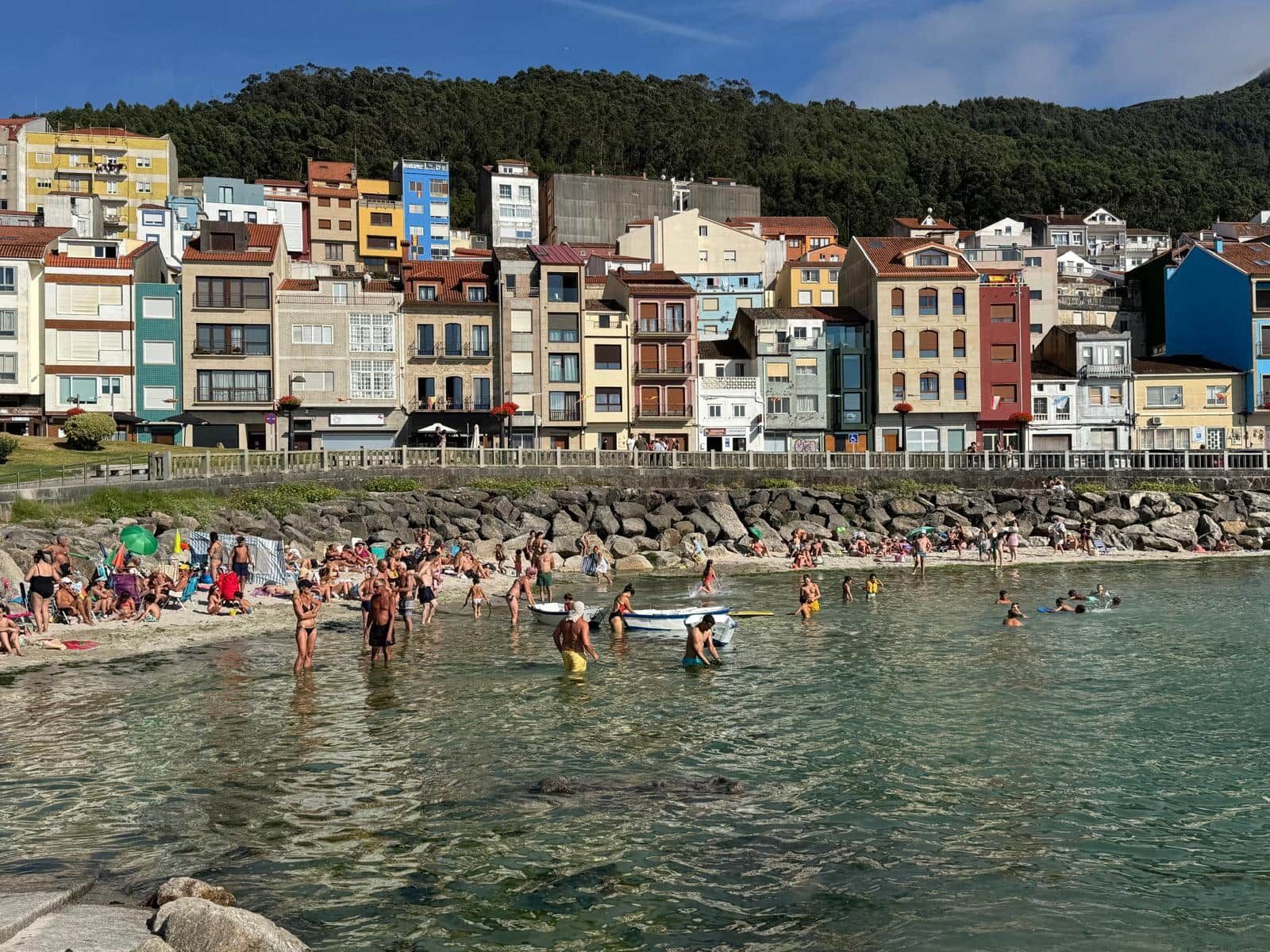 Une ville côtière aux bâtiments aux couleurs vives et dont le littoral est rocheux.