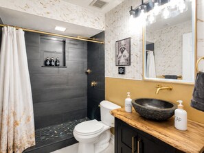 Ein modernes Badezimmer mit Dusche, Toilette und Waschtisch.