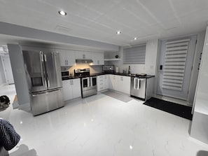 Private kitchen - Afterglow Suite | Cozy New| 2 King Bd |10 min Fall (Niagara Falls)