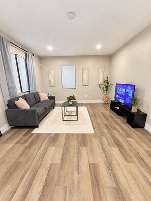 Living area - Spacious 3BR Jacksonville Home—Sleeps Up to 8 (Jacksonville)