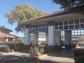 Parking - Sierra Gateway Inn (Oakdale)