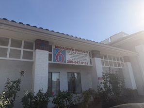 A motel with a sign advertising 'Manager's Special' and 'Relax with Us'. - Sierra Gateway Inn (Oakdale)