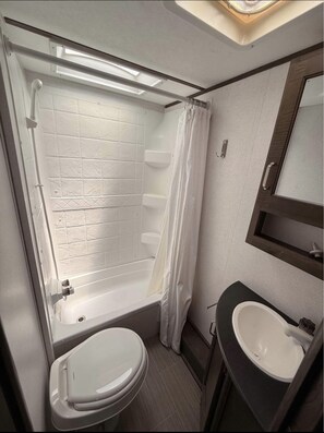 Bathroom - Spacious R/V and jacuzzi with the comfort of a boutique hotel. (Isabela)