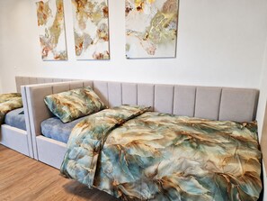 Et soveværelse med en seng, to puder og en sengegavl.