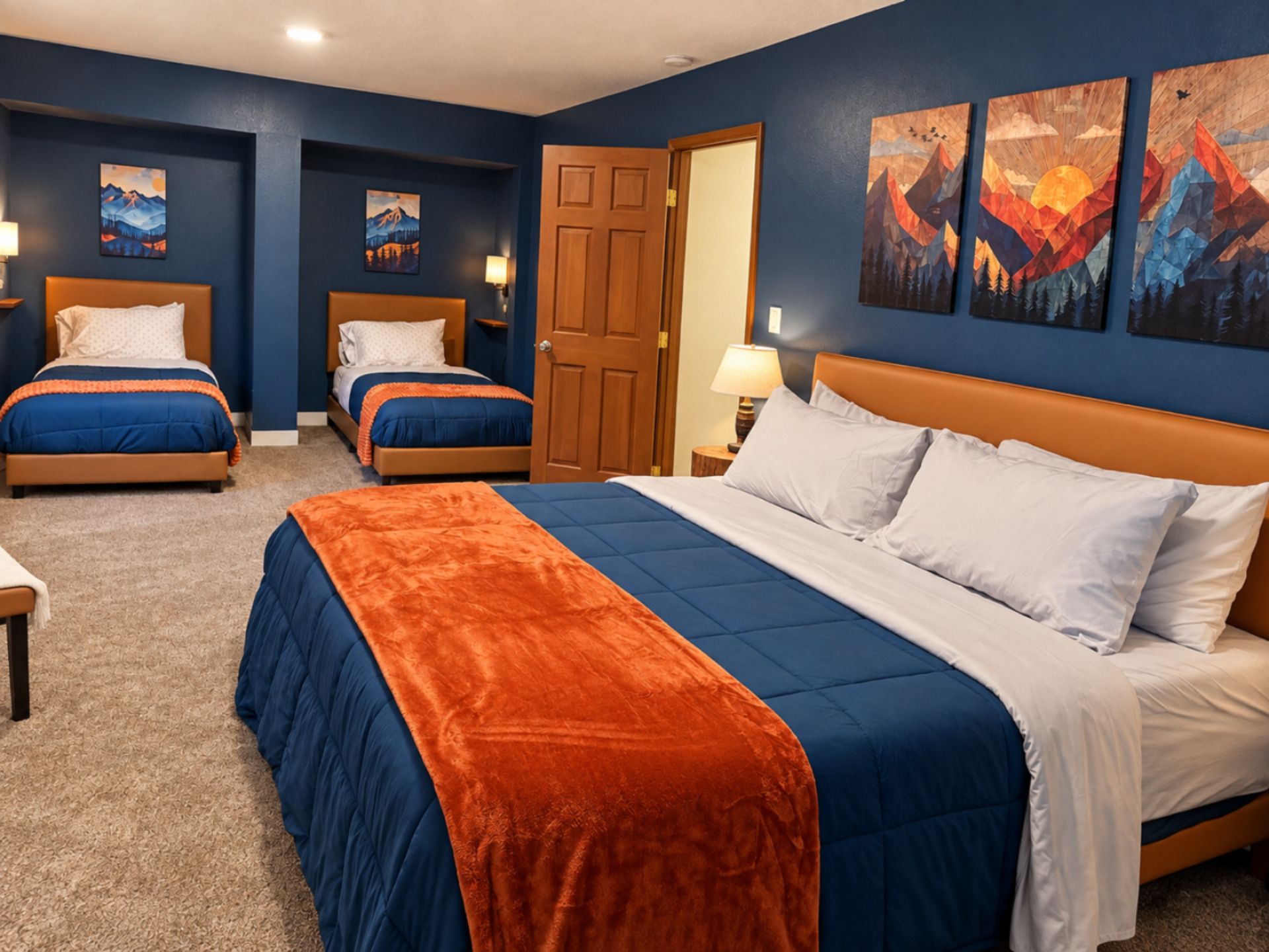 Een hotelkamer met een groot bed, twee kleinere bedden en een deur naar een andere kamer.