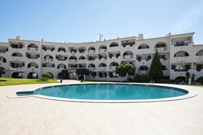 A multi-story building with a swimming pool in the foreground. - Fado Apartment | Pool, Balcony & Near the Beach – Albufeira (Albufeira)
