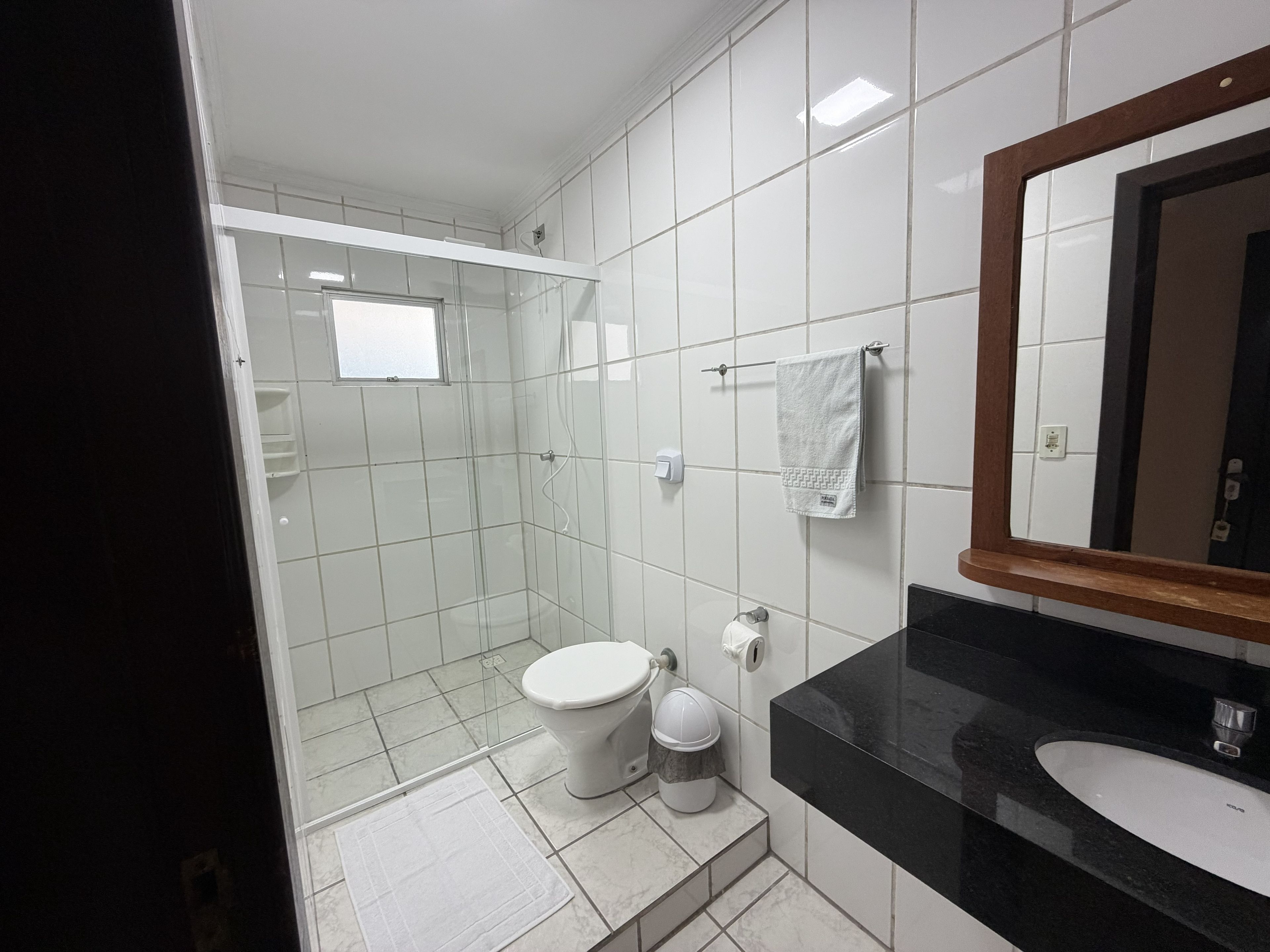 Un baño moderno con inodoro, lavabo y ducha.