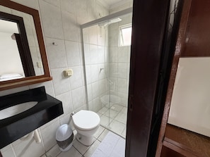 Un baño con inodoro, lavamanos y ducha.