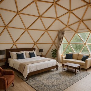 Een slaapkamer met een groot bed, een bank, een salontafel en een raam met gordijnen.