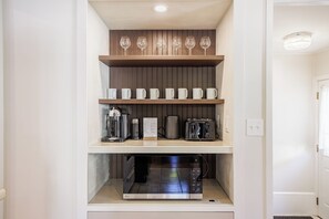 Una cocina equipada con microondas, cafetera y tostadora.