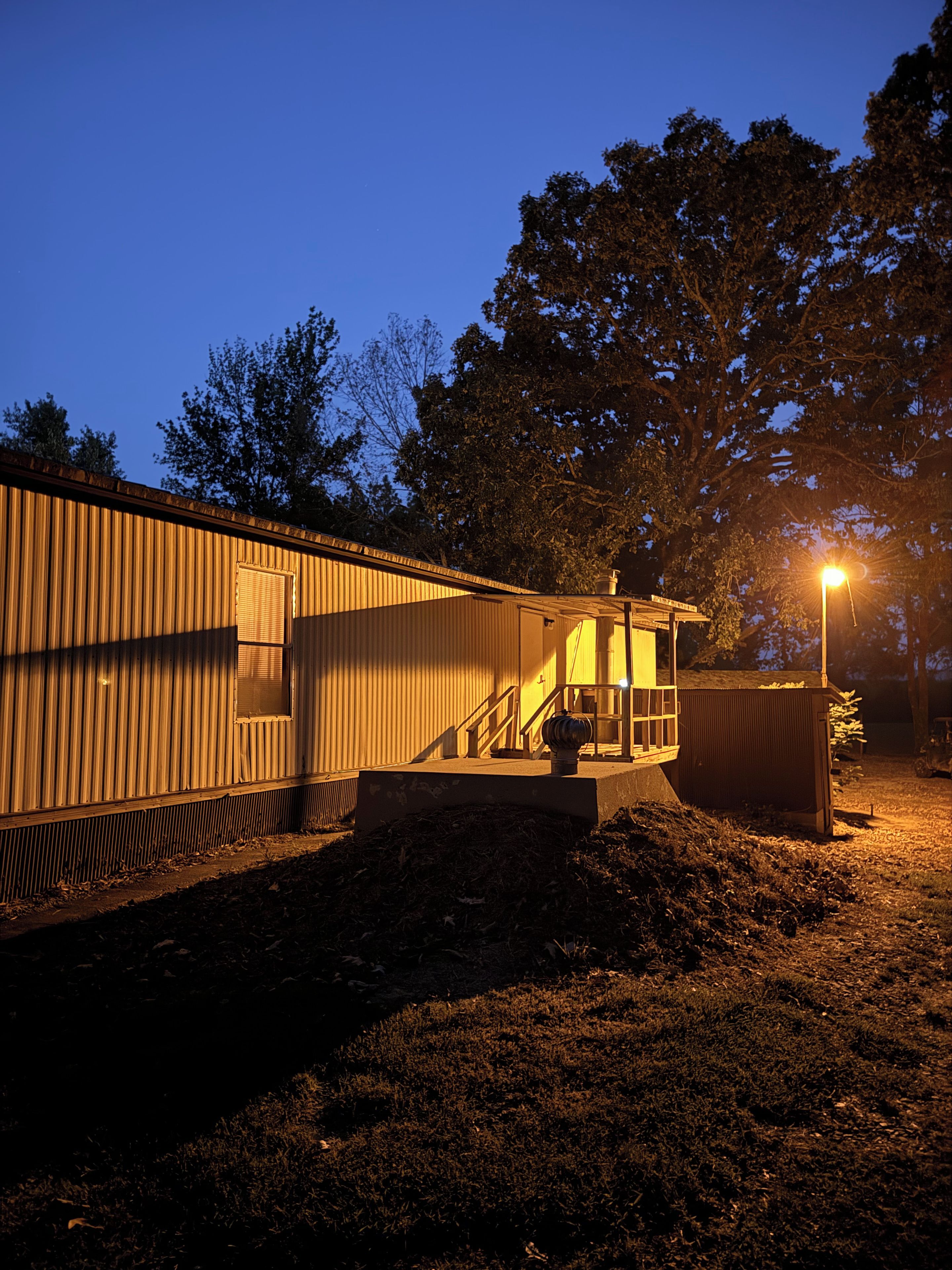 Un bâtiment d’un seul étage, doté d’un toit plat, d’un porche couvert et d’un petit garage attenant.