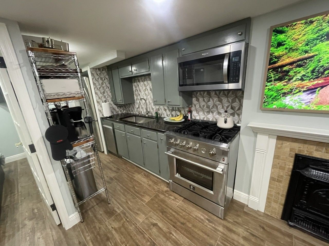 Una cocina moderna equipada con microondas, horno y cocina a gas.