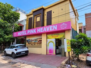 Un hotel llamado 'Hotel Pink Heaven' con un llamativo letrero rosa.