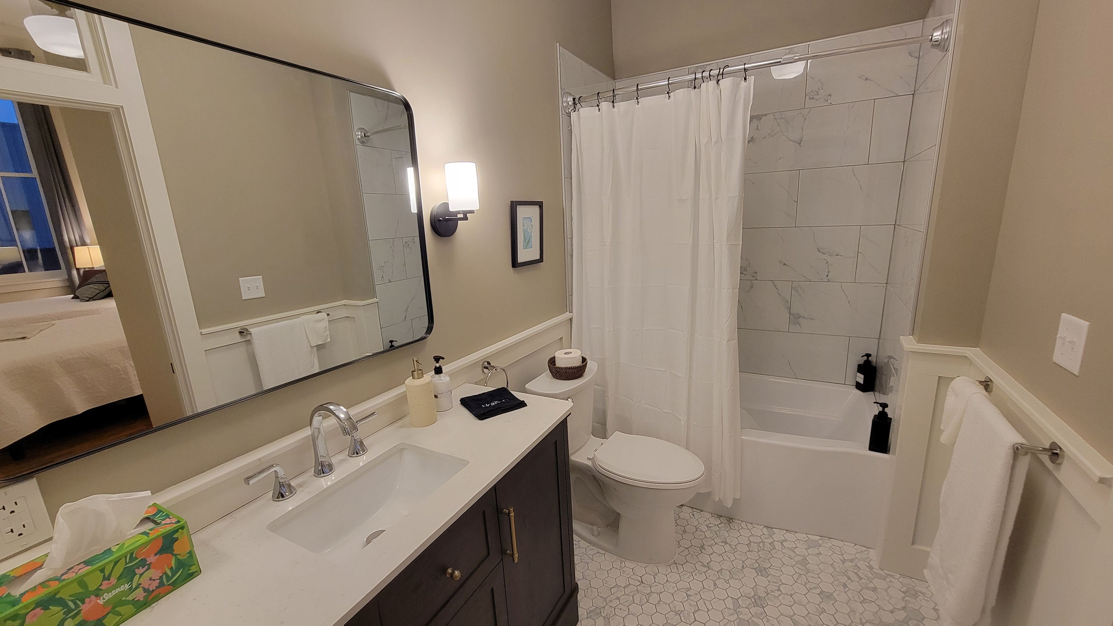 Une salle de bain avec un lavabo, des toilettes et une baignoire.