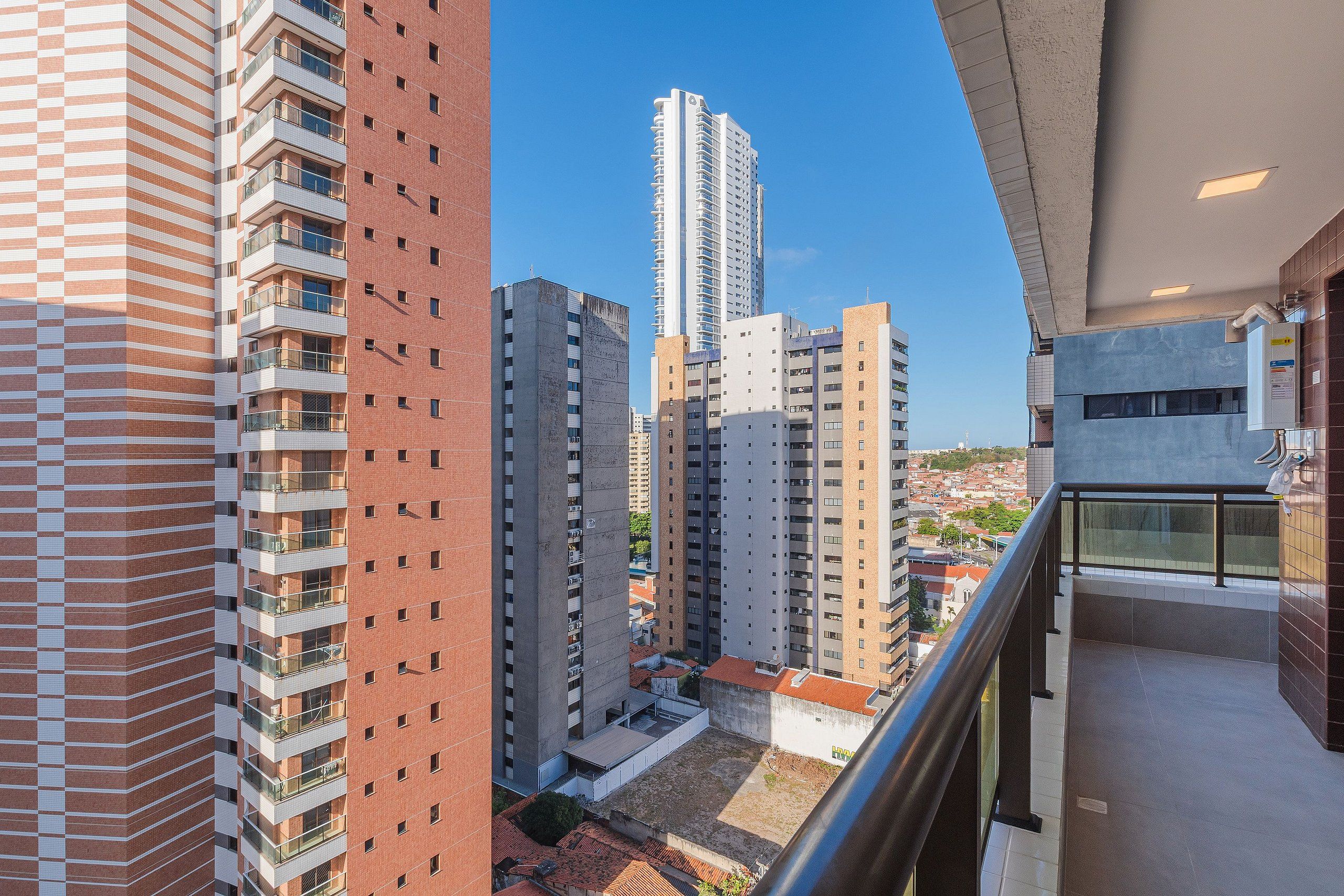 Un edificio de gran altura con varios balcones y una vista despejada del paisaje urbano.