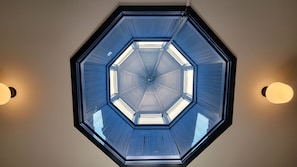 Ein Oberlicht mit geometrischem Muster und zwei Wandleuchten.