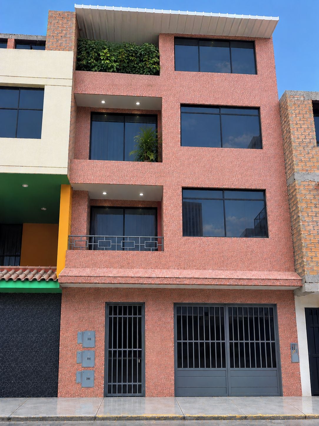 Un edificio de varios pisos con techo plano, ventanas grandes y entrada protegida por una reja.