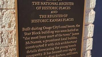 Une plaque commémorative fixée à un mur de briques.