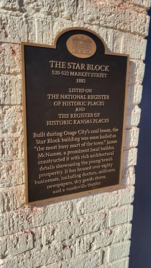 Una placa histórica en un muro de ladrillo.