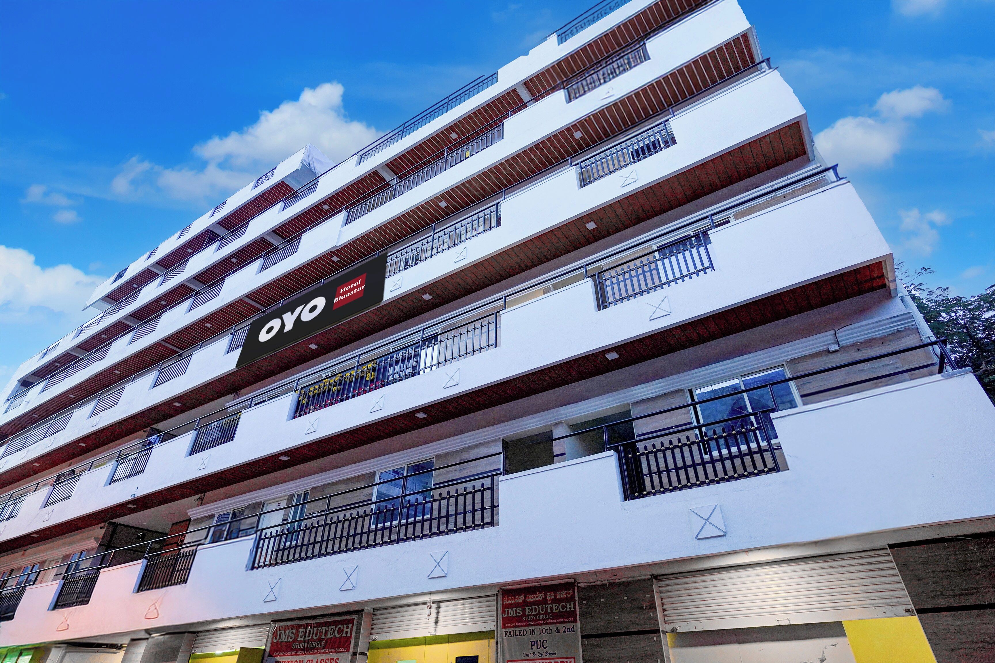 Un hotel de varios pisos con balcones y un letrero que dice 'Hotel Blestaar'.