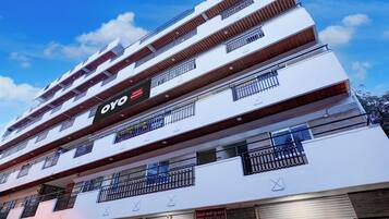 Un hotel de varios pisos con balcones y un letrero que dice 'Hotel Blestaar'.