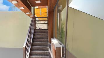 Una escalera con barandillas metálicas que conduce a una plataforma.