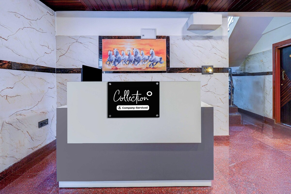 Un mostrador de recepción con un cartel que dice 'Collection Company-Service'.