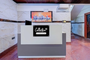 Un mostrador de recepción con un cartel que dice 'Collection Company-Service'.