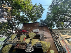 Un edificio con un letrero que dice 'FORTUNIN' y 'ALTERN', con un diseño moderno y estructuras de metal.
