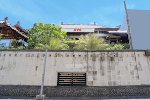 A building with a traditional roof and a sign reading "Antika Guest House." - Hotel O Near Airport Ngurah Rai (Bali)